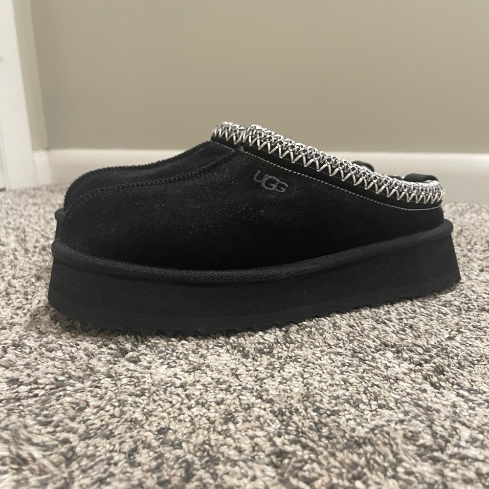 EUC Black Tazz UGG slippers
